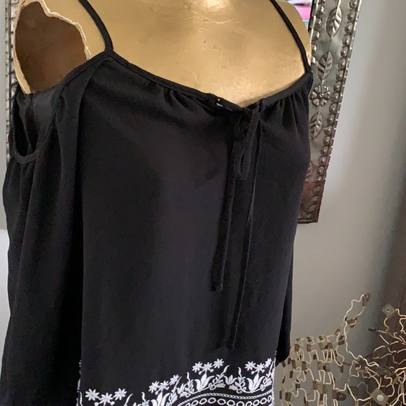 OFF SHOULDER BLACK BLOUSE WITH WHITE EMBROIDERY - Picture 2 of 4